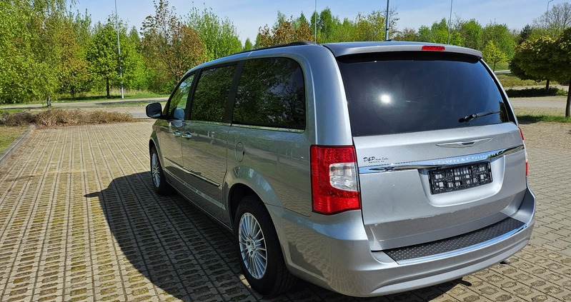 Chrysler Town &amp; Country cena 65000 przebieg: 83000, rok produkcji 2016 z Częstochowa małe 154